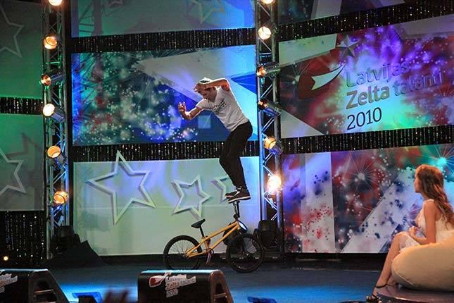 BMX meistars Dāvis Dudelis ar... Autors: Dulle Šova "Latvijas Zelta talanti" pirmais pusfināls.