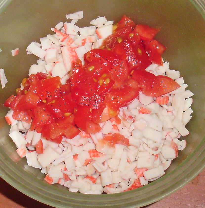 tomātu gabaliņus apjaucam ar... Autors: laurinjaa3 Spēcinošie krabju nūjiņu salāti