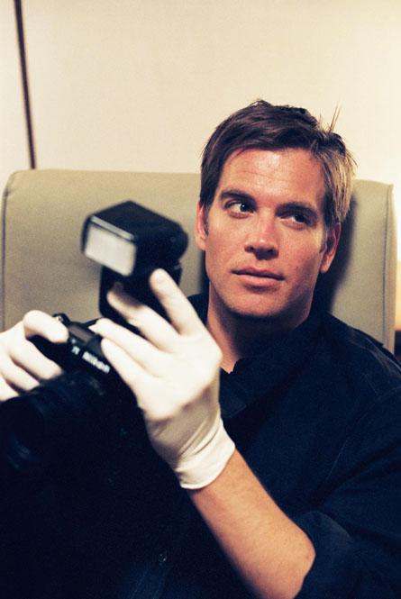 Special Agent Anthony DiNozzo Autors: mylola15 NCIS : Naval Criminal Investigative Service