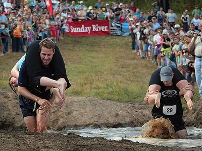 4 Sievu nešanas festivāls... Autors: eyjeys Trakākie sporta veidi pasaulē