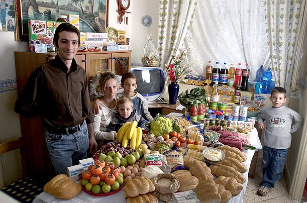 Itālija Manzo ģimene no... Autors: Fosilija Padomā ko ēd un ko nē, daudziem vispār nav ko ēst!