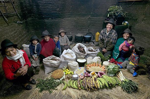 Ekvadora Ayme ģimene no Tingo... Autors: Fosilija Padomā ko ēd un ko nē, daudziem vispār nav ko ēst!