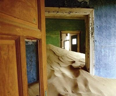 Pāris ēkas gan vēl turāsun arī... Autors: kikya1031 Spoku pilsēta-Kolmanskopa