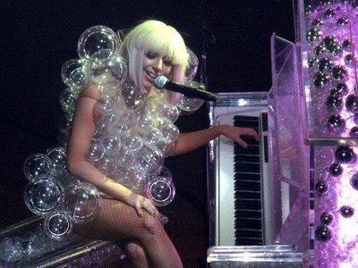  Autors: bee62 Lady Gagas trakie terpi.:)