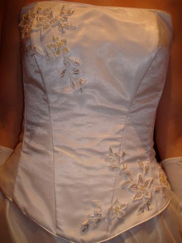 Šosezon aktuālas kāzu kleitas... Autors: saulesaulesaule kāzu kleitas 2011.
