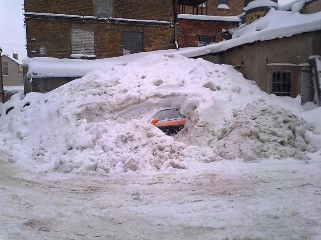 Arī mašīnām vajag ziemas miegu Autors: zupaspleeve Sniegi sniga, putināja.. Latvija.