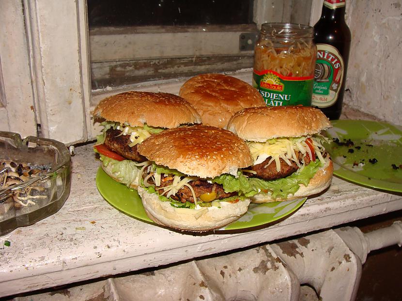 more salad leafs n the hat P Autors: sandisbebrs home-made...... burger you perv.