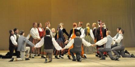  Autors: integree Latviešu tautas dejas.