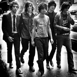 The Strokes Veiksmīga... Autors: arctic monkey Labākās indie/alternative grupas manā skatījumā.