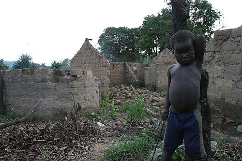 Zēnam fonā ir viņa iznīcinātās... Autors: chabonick Top 10 nabadzīgākās valstis.