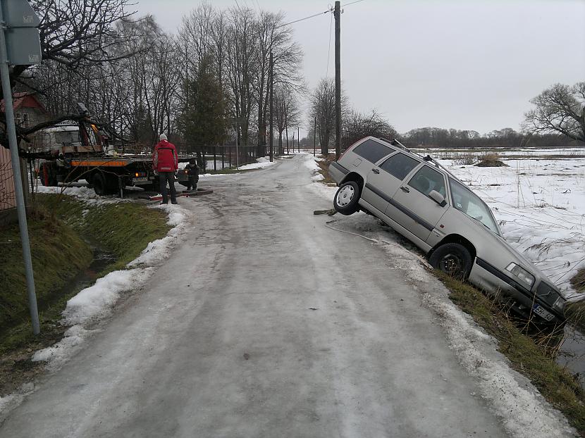  Autors: jackass1919 Ventspils grāvī ieslīd Volvo!