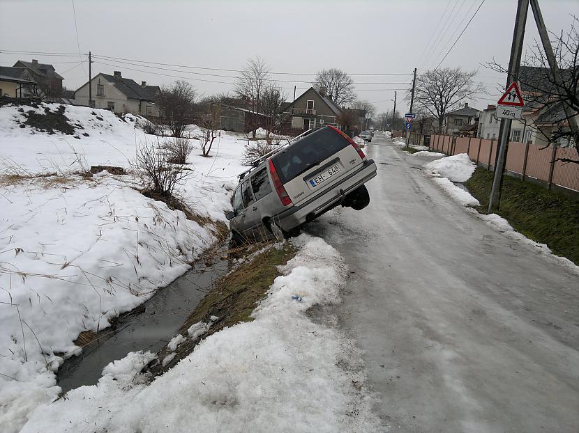  Autors: jackass1919 Ventspils grāvī ieslīd Volvo!