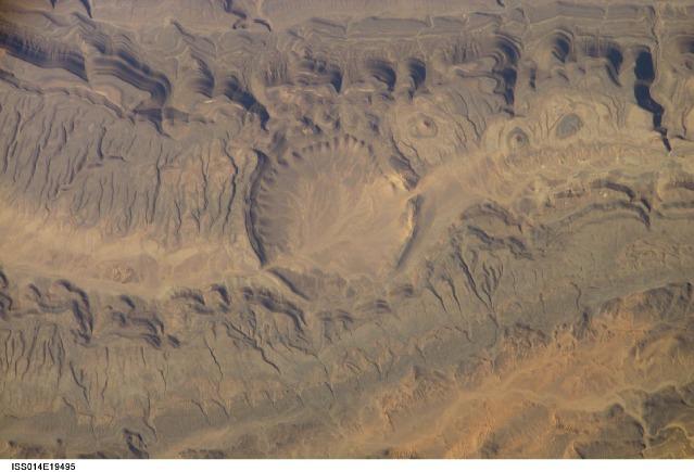 Ouarkzizas krāterisAlžīrijā... Autors: Fosilija Lielākie meteorītu krāteri pasaulē