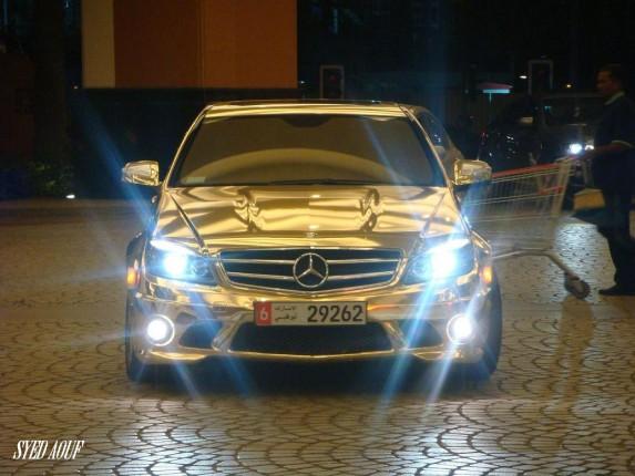  Autors: Speed Dubajā fiksēts apzeltīts Mercedes C63 AMG