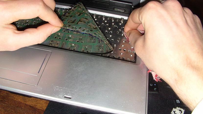 6Tagad ņemam palīgā lupatiņu ... Autors: Dazzl Ko darīt ja ir aplieta laptopa klaviatūra?