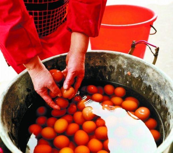 Pēc tam spaiņi tiek savākti no... Autors: lucifers Vārītas olas ķīniešu gaumē