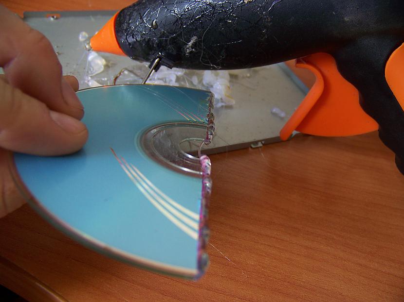 Uzliekam līmi Autors: FonTosteris Ko iesākt ar CD/DVD diskiem.? (3. daļa)