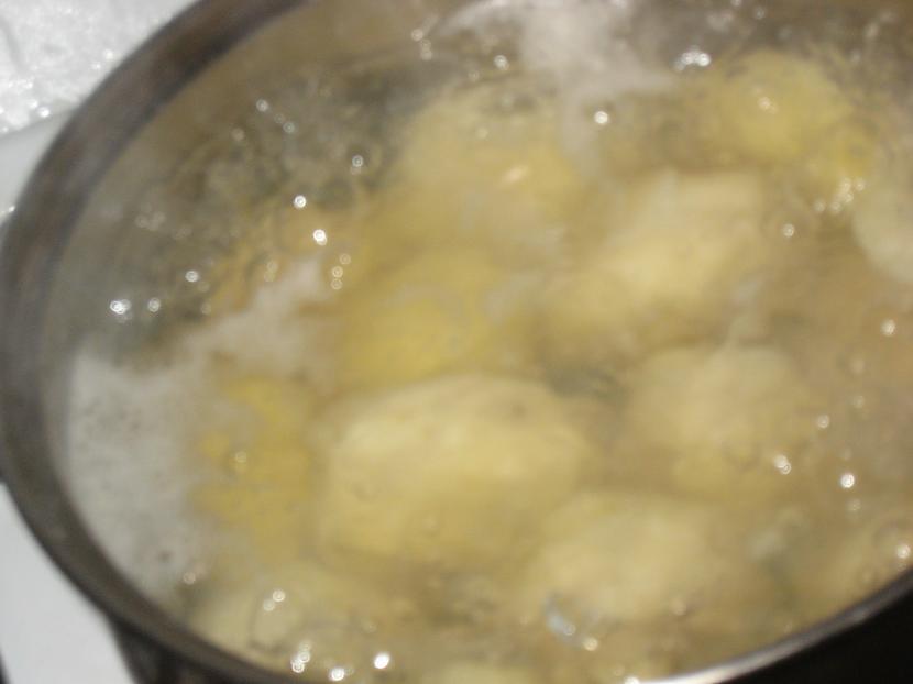 Tātad no sākuma uzliekam... Autors: niikie Mīcīti kartupeļi ar mērci A Ļa Santa.
