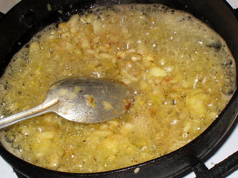 Tātad lai kartupeļi būtu gardi... Autors: niikie Mīcīti kartupeļi ar mērci A Ļa Santa.