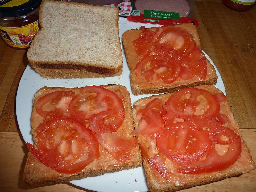 Sagriežam tomātu ripiņās un... Autors: Akrobāts Sendviči vācu gaumē!