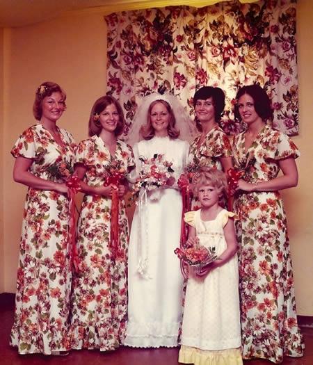 viņas pieskaņoja kleitas... Autors: greenkid 10 Smieklīgākās Līgavas Māsas