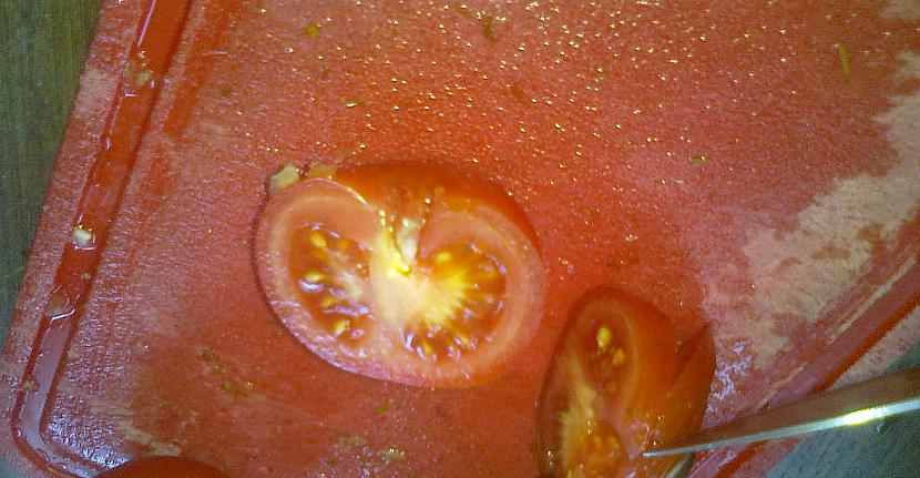 sākam griezt tomātu Autors: McĀmurs akmeņu salāti
