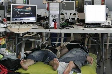 Jūs guļat darbā un ofiss... Autors: snakey93 Vai Tu esi datoratkarīgs?