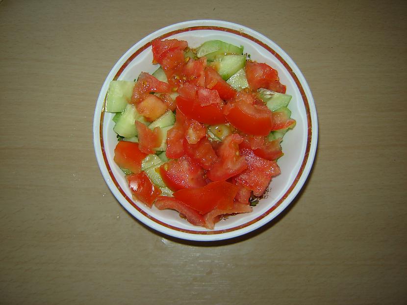 Sagriežam gurķi un tomātu... Autors: Mikosh Pusdienas/vakariņas vienam 30min!