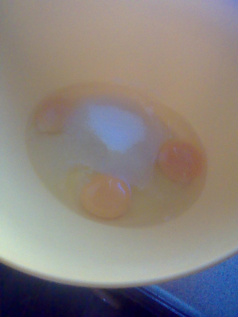 bļodā iesitam 3 olas un 4... Autors: jackass1 biezpiena plāceņi
