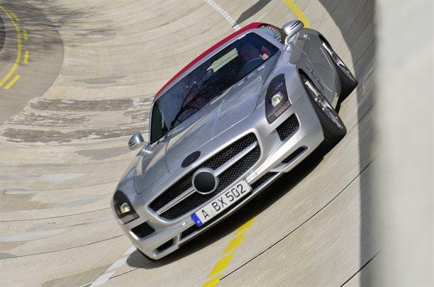  Autors: Anāls Error. Mercedes parāda SLS AMG rodsteru.