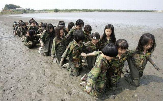  Autors: Fosilija Dienvidkorejas meiteņu nometne.