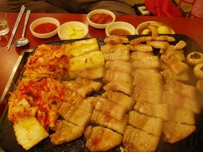 SamGyupSalGrillēta... Autors: HiYum Populārākie Korejiešu ēdieni ^_^