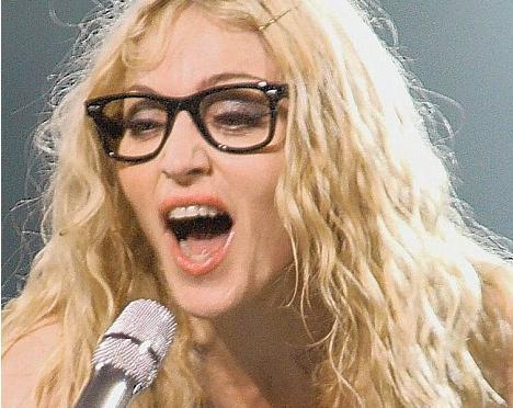 Madonna Autors: lāsmaM slavenības ar nūģu brillēm