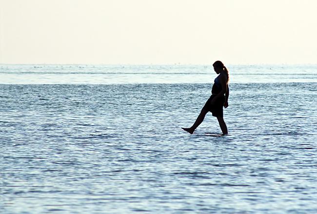  Walking on water Staigāšana... Autors: WannaPlay Burvju triku noslēpumi.