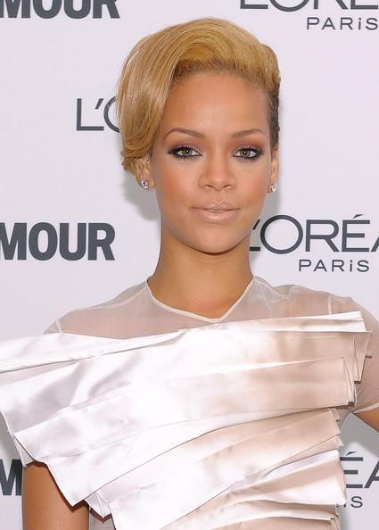 Blond and Beautiful Autors: bee62 Rihanna's Hair Transformation