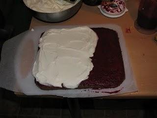 Sākumā biskvīta kārtu nosmērē... Autors: Vityaz Biskvīta kūka ar ķiršu un svaigā siera krēmu