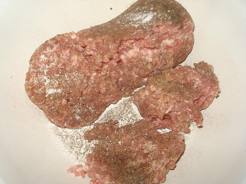 Ņemam malto gaļu pieberam sāli... Autors: Crazijs Dārzeņu sacepums ar gaļu...