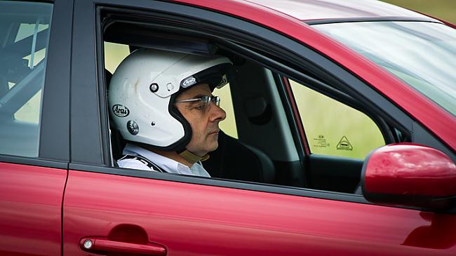 Autors: Siikais11 Rovans Atkinsons uzstāda Top Gear atrākā apļa rekordu