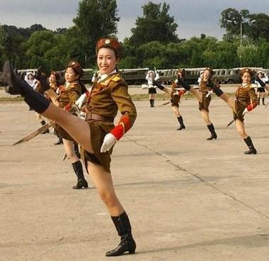 Iesaukscaronanu un apmācību... Autors: Barzini Kippumdžo (The Gippeumjo) prieka grupa Ziemeļkorejā.