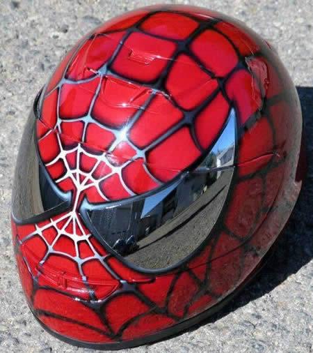 spider man Autors: madeinlatgaleD 16 interesantas motociklistu ķiveres