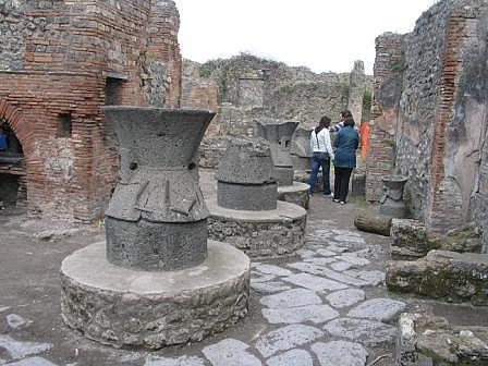 Šie agregāti ir dzirnakmeņi... Autors: SuperExplosive Pompeii, jeb Pompeja