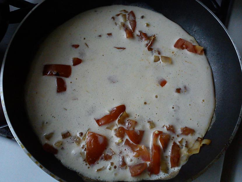 Ieljam omletes maisījumu pannā... Autors: MazaOly Neprasta omlete..