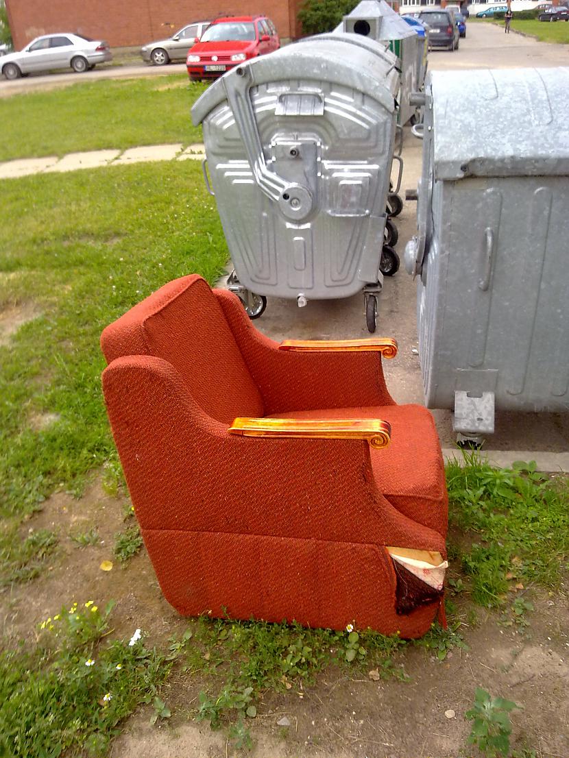 Mazliet palietots klubkrēsls... Autors: Shoters Ko tik cilvēki nemet ārā.