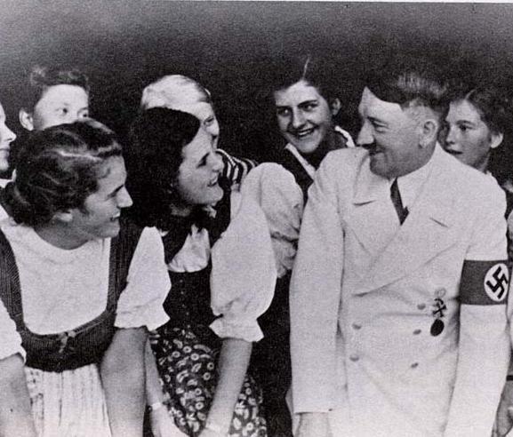 Uzvedība sabiedrībā... Autors: Fosilija Fakti par Hitleru