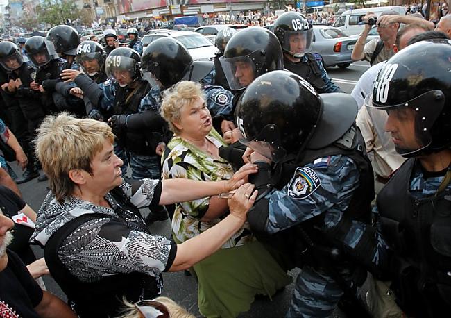 Policija bloķē protestētāju... Autors: 8Emsis8 Dienas foto