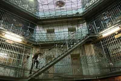 Pasaules noslogotākais cietums... Autors: Spalvainais TOP 8 dīvainākie cietumi