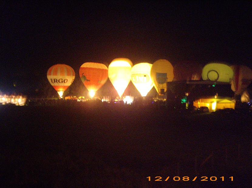  Autors: Siikais11 Gaisa balonu nakts spīdēšanas šovs