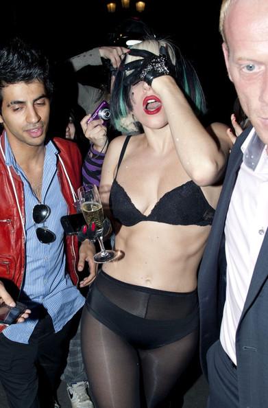  Autors: bee62 Lady Gaga Goes Everywhere Topless