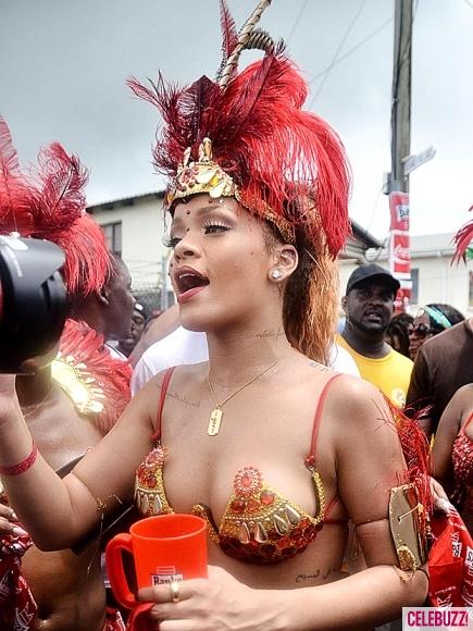  Autors: Shu.tigr Rihanna izklaidējas Barbadosā.