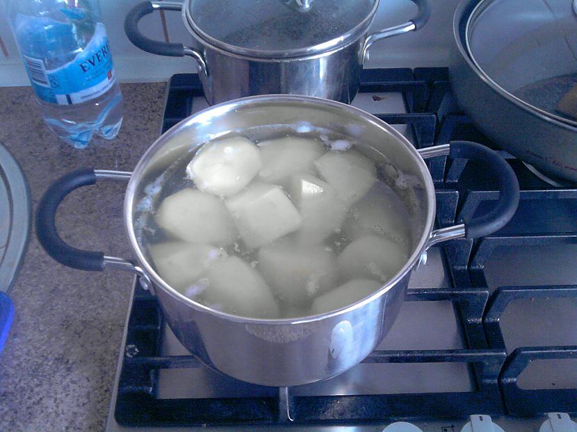Uzliekam kartupelīšus vārities... Autors: rabbitman15 Kartupeļu sacepums ar vistas spārniņiem.